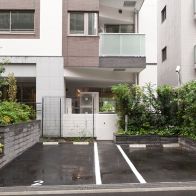 
						駐車場