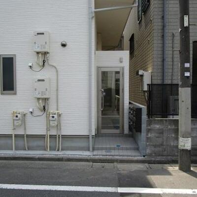 
						エントランス