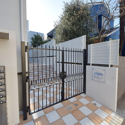 
						エントランス