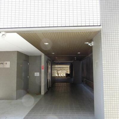 
						エントランス
