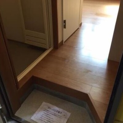 
						玄関