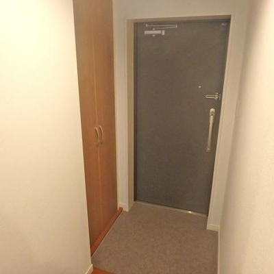 
						玄関