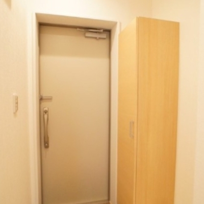 
						玄関
