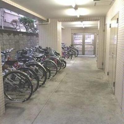 
						駐輪場