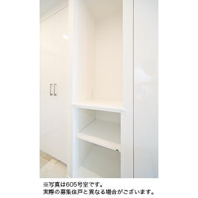 
						収納