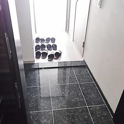 
						玄関