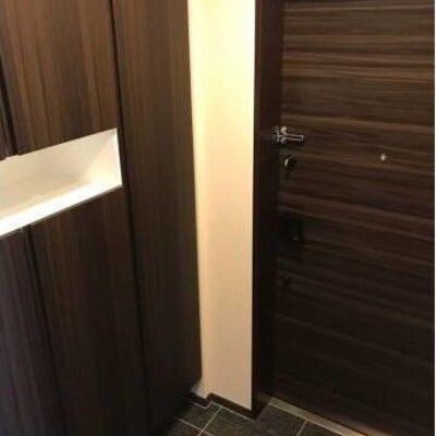 
						玄関