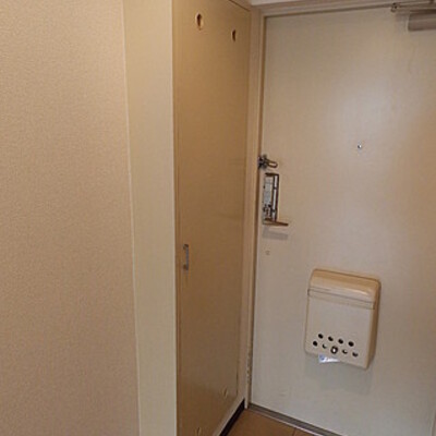 
						玄関