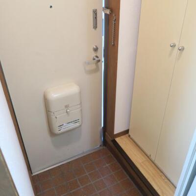 
						玄関