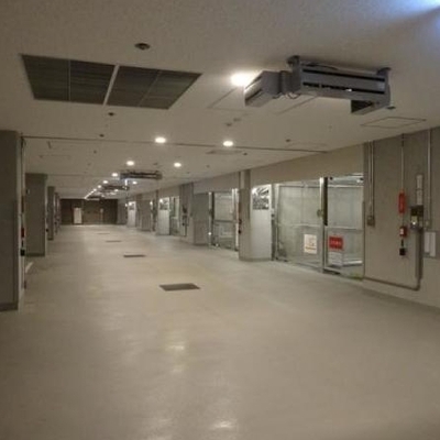 
						駐車場