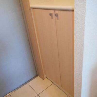 
						玄関