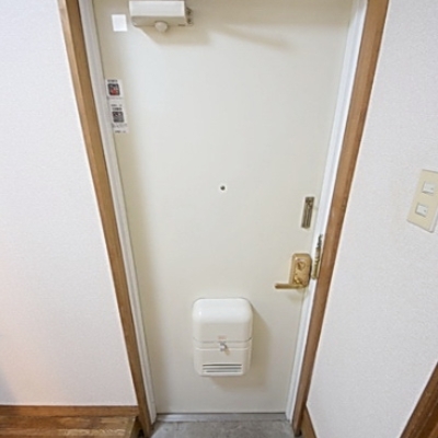 
						玄関