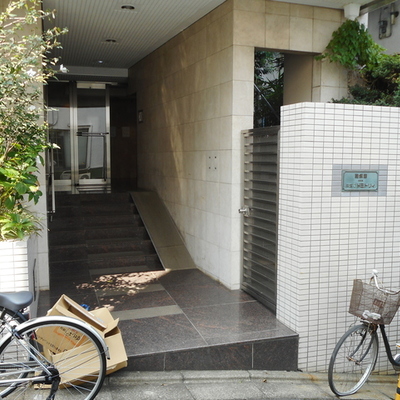 
						エントランス