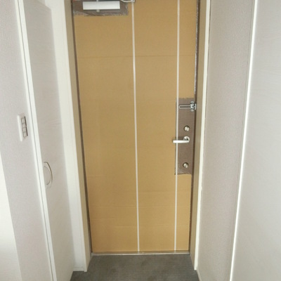 
						玄関