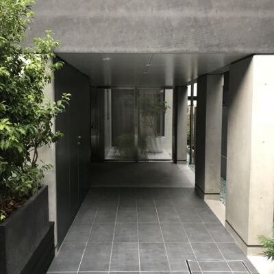 
						エントランス