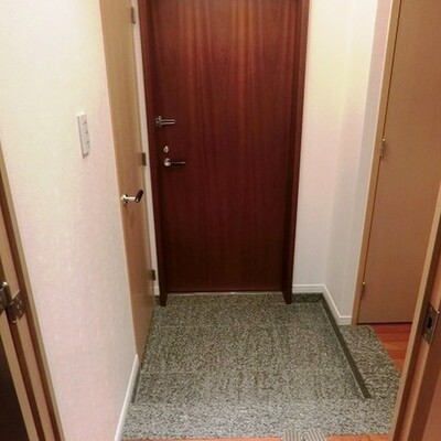 
						玄関