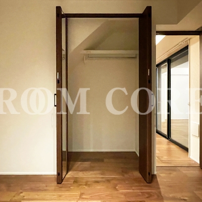 
						収納