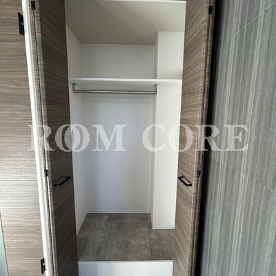 
						収納