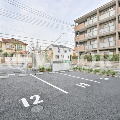 
						駐車場