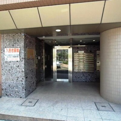 
						エントランス