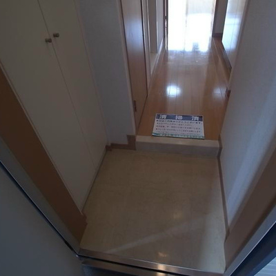 
						玄関