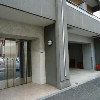 
						エントランス