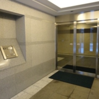 
						エントランス