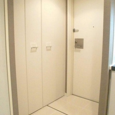 
						玄関