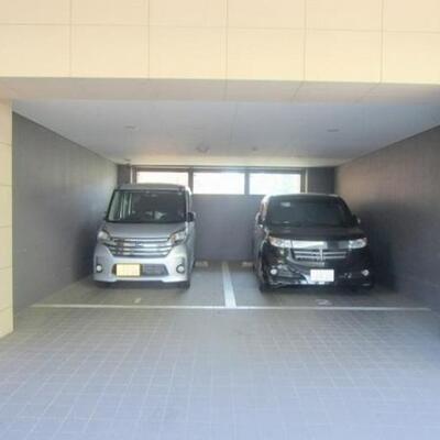 
						駐車場