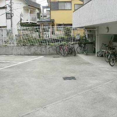
						駐輪場