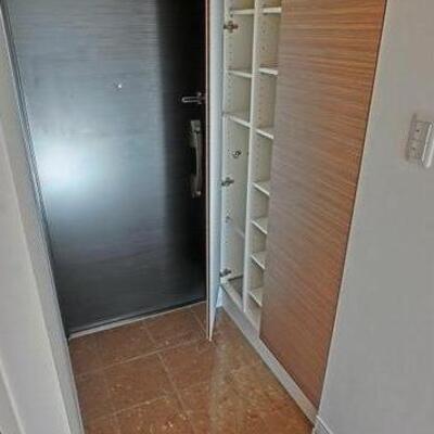 
						玄関