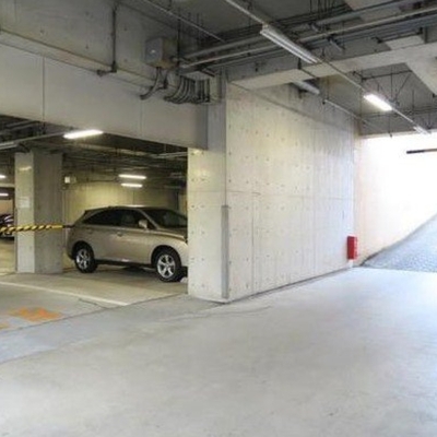 
						駐車場