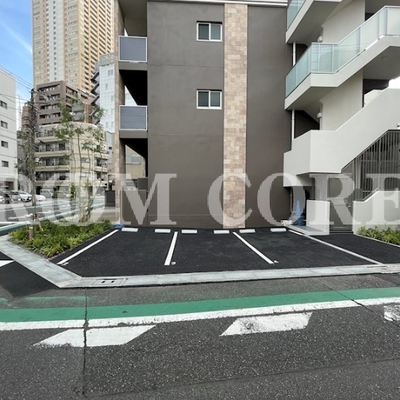 
						駐車場