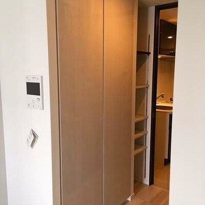
						収納
