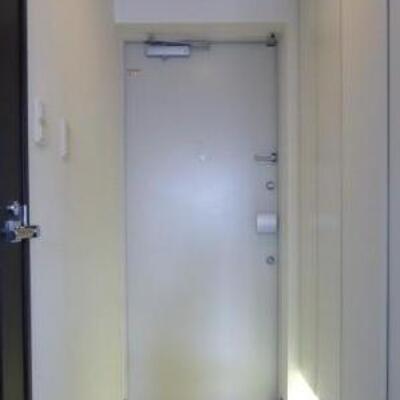 
						玄関