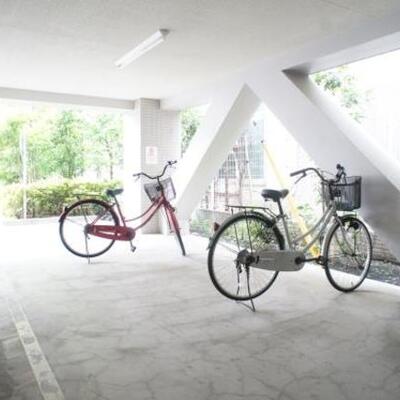 
						駐輪場