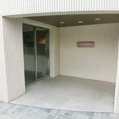 
						エントランス