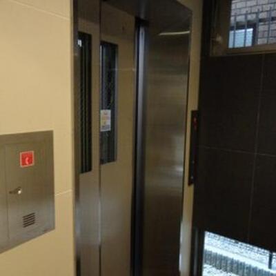 
						エレベーター