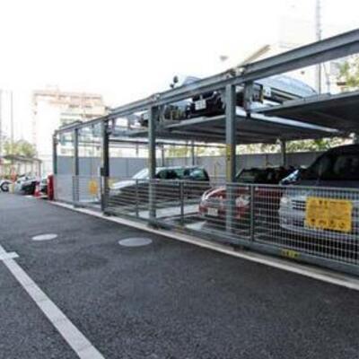 
						駐車場