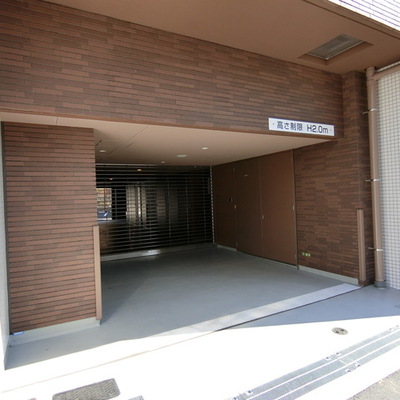 
						駐車場