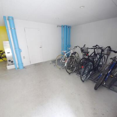 
						駐輪場