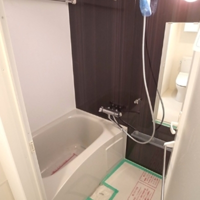 
						バス