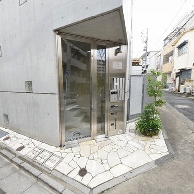 
						エントランス