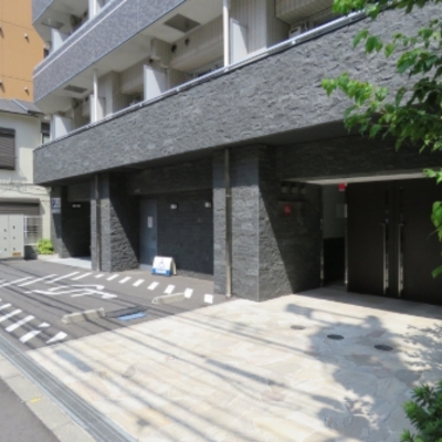 
						エントランス