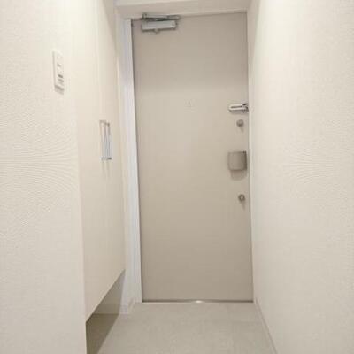 
						玄関
