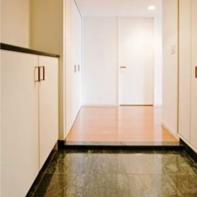 
						玄関