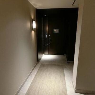 
						玄関