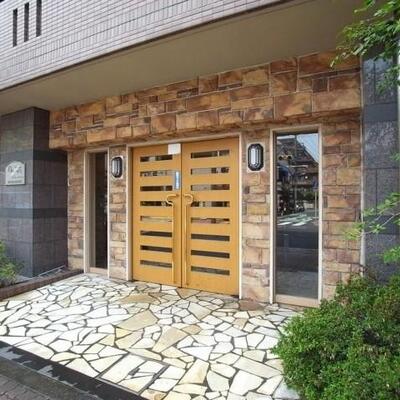 
						エントランス