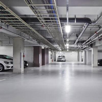 
						地下駐車場