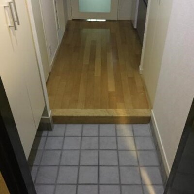 
						玄関